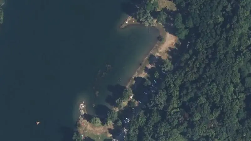Vue aérienne : Baignade du plan d'eau des Lônes