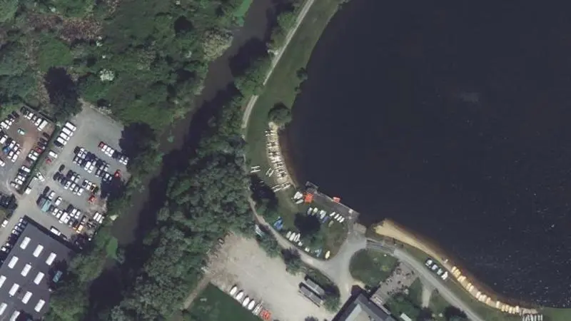 Vue aérienne : Plage aux catamarands