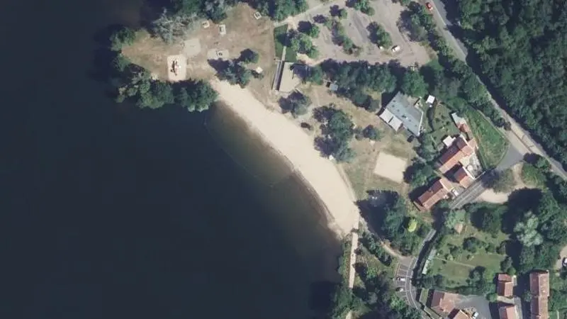 Vue aérienne : Plage du plan d'eau de St Eloy les Mines