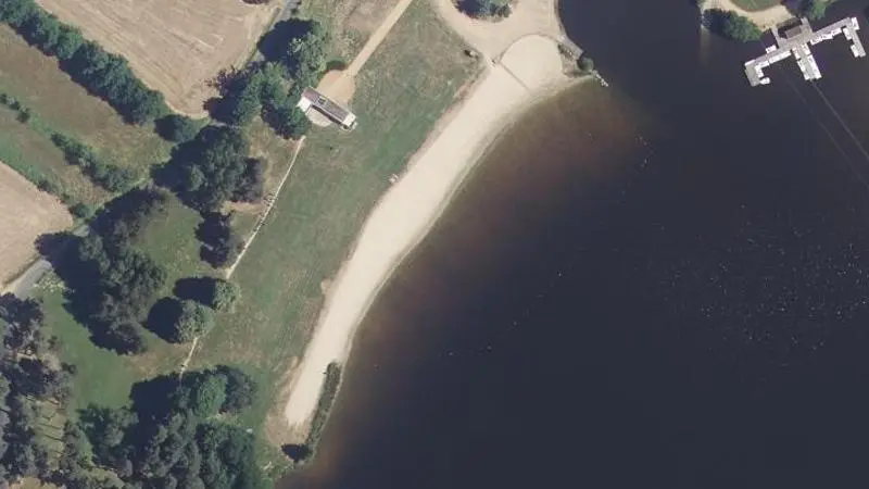 Vue aérienne : Plage du plan d'eau d'Aubusson d'Auvergne