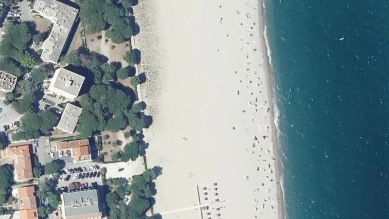 Vue aérienne : Plage privée du Grand Hôtel du Lido