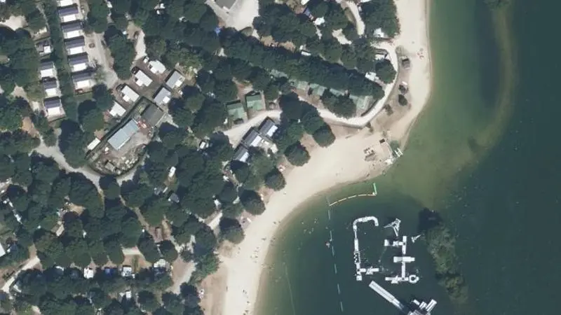 Vue aérienne : Plage du plan d'eau de la Base de Plein Air "la Plaine Tonique"