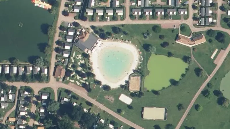 Vue aérienne : Plage du plan d'eau du Pré Herbot