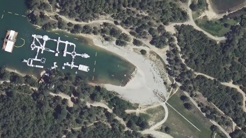 Vue aérienne : Plage du lac de la Cavayère