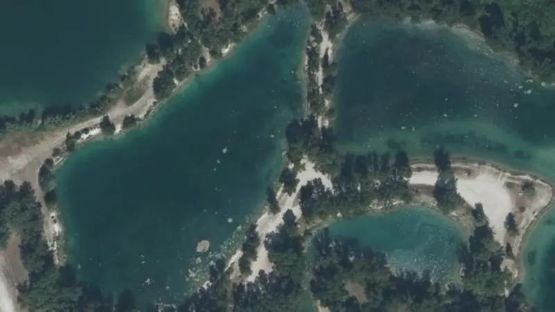Vue aérienne : Plage du lac des Pyes