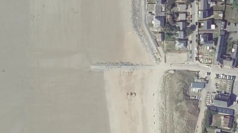 Vue aérienne : Face a l'Ecole de Voile d'Hauteville sur Mer