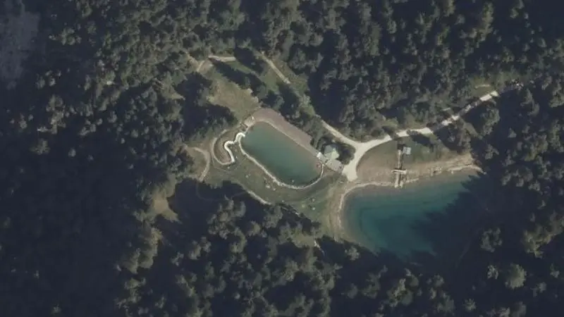 Vue aérienne : Base de loisirs aquatiques