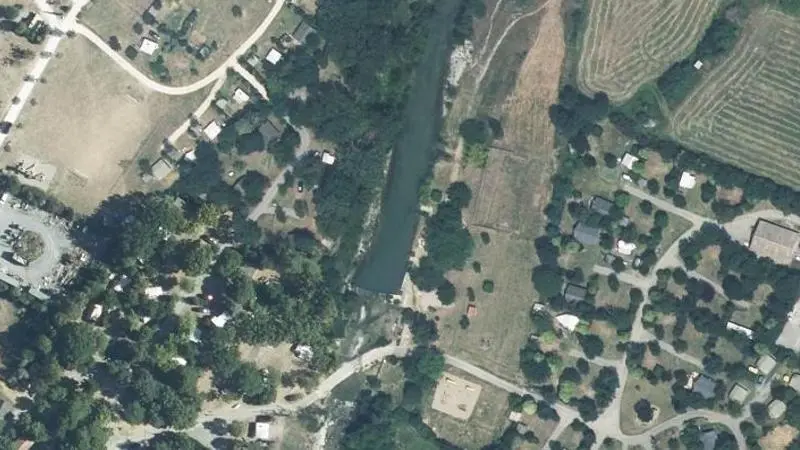 Vue aérienne : La Claduegne au Plan d'eau du Camping des Arches