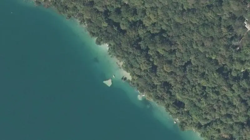 Vue aérienne : Plage du lac de Chalain
