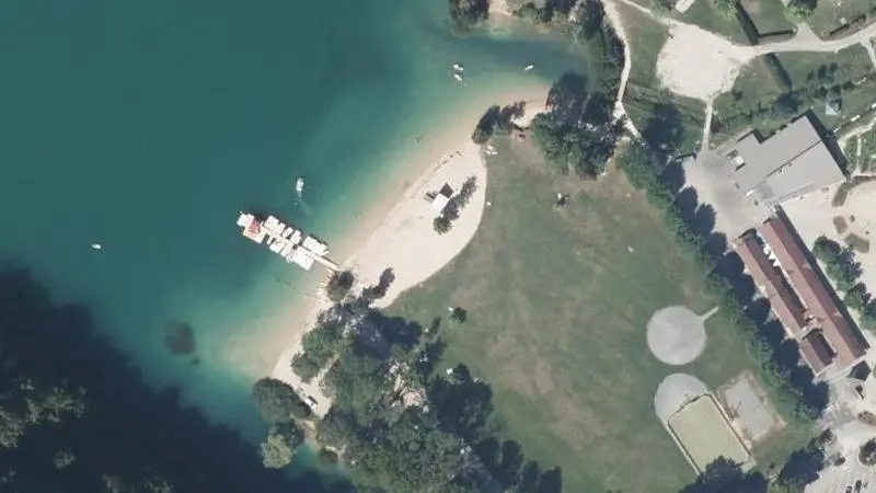 Vue aérienne : Plage du lac de Chalain
