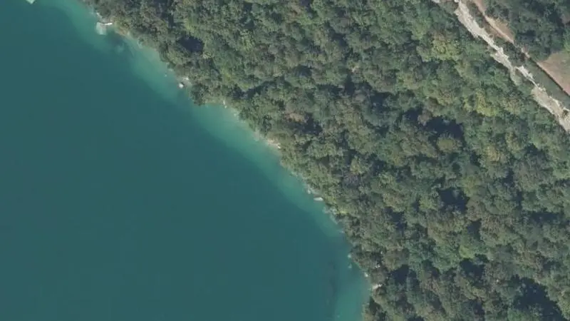 Vue aérienne : Plage du lac de Chalain