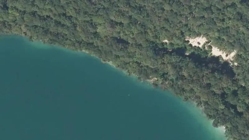 Vue aérienne : Plage du lac de Chalain
