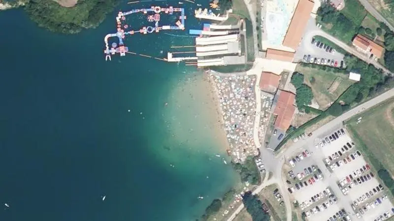 Vue aérienne : Baignade du lac des Arroques