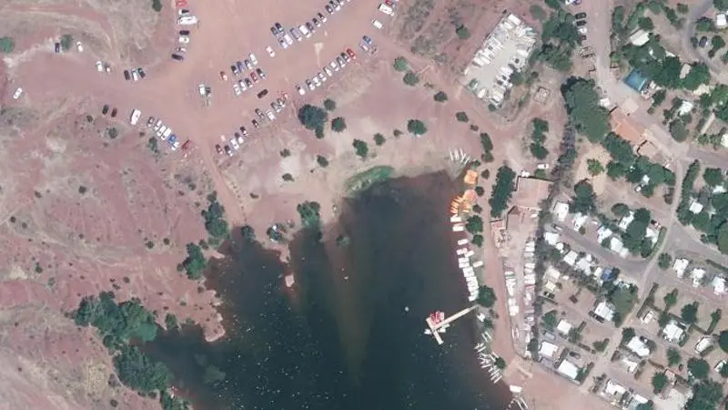 Vue aérienne : Plage du lac du Salagou