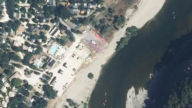 Vue aérienne : L'Ardeche a la Plage de Sampzon
