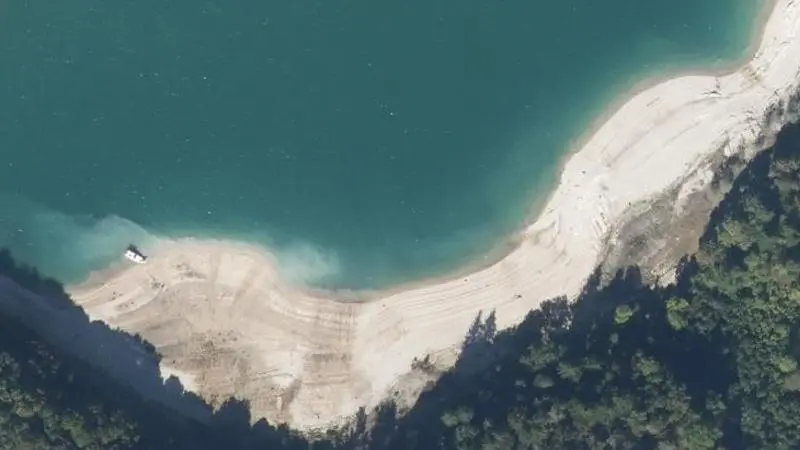 Vue aérienne : Plage du lac de Vouglans