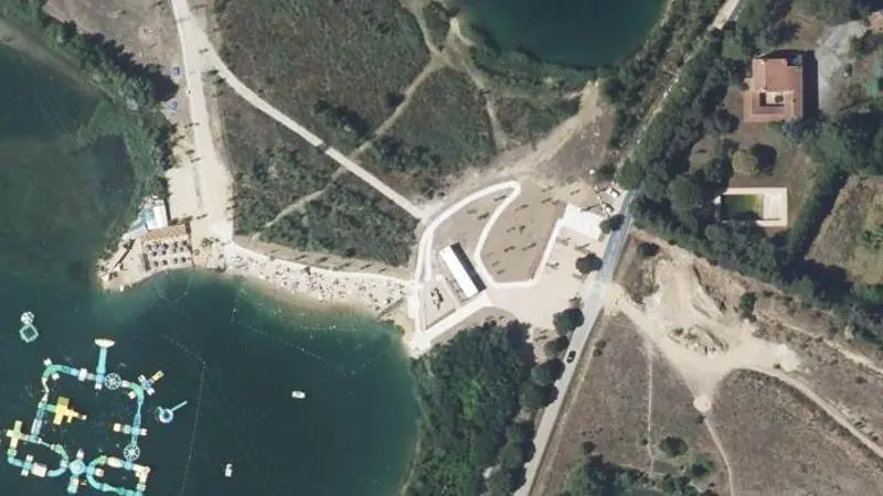 Vue aérienne : Base de loisirs des lacs de Vergeze