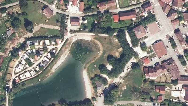 Vue aérienne : Plan d'eau de Serrieres en Chautagne