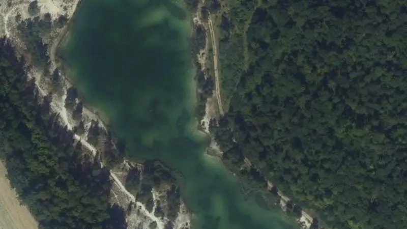 Vue aérienne : Plage du plan d'eau du Domaine de la Salamandre