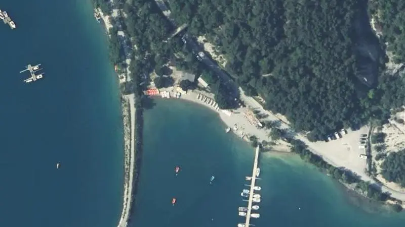 Vue aérienne : Plage du lac de Serre-Ponçon