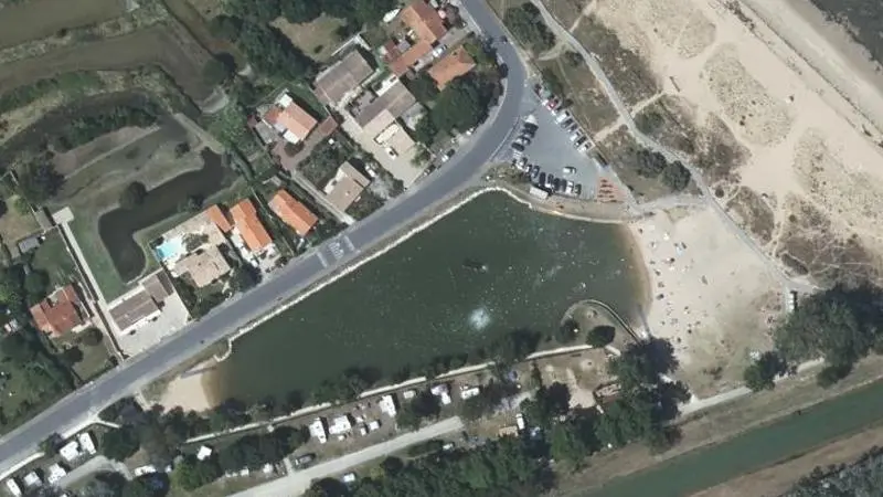 Vue aérienne : PLAN D'EAU AMENAGE - La Phibie