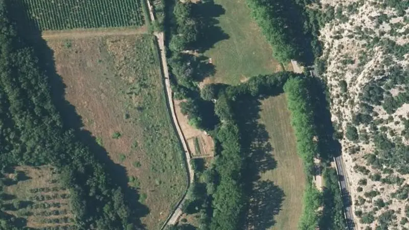 Vue aérienne : La Bueges-Le Stade