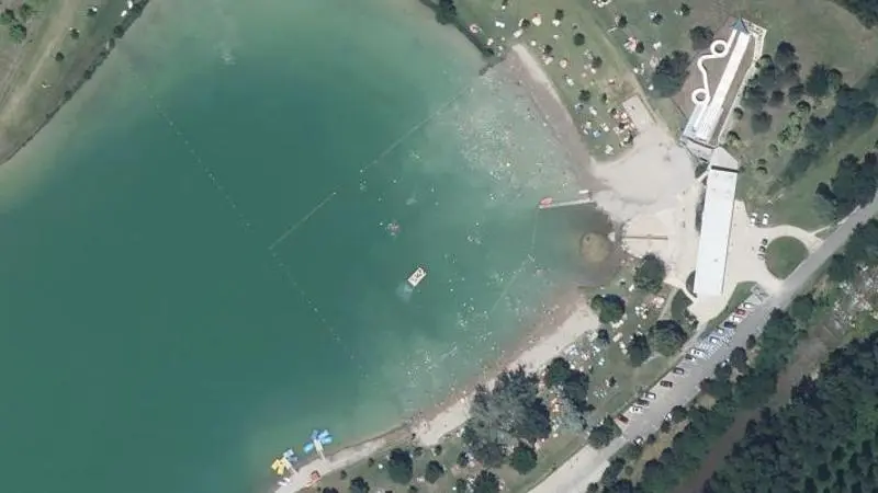 Vue aérienne : Baignade du lac de Champos