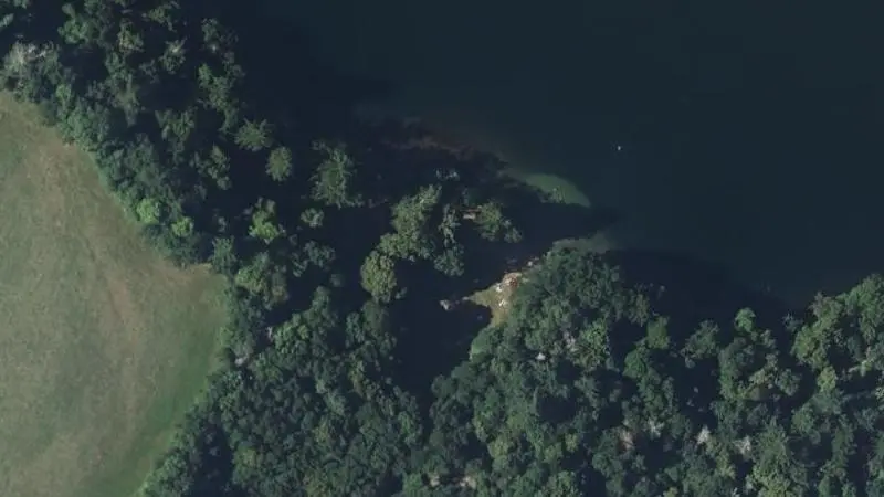 Vue aérienne : Plage du Gour de Tazenat