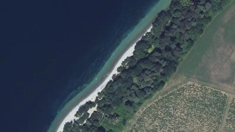 Vue aérienne : Plage naturiste de Ripaille