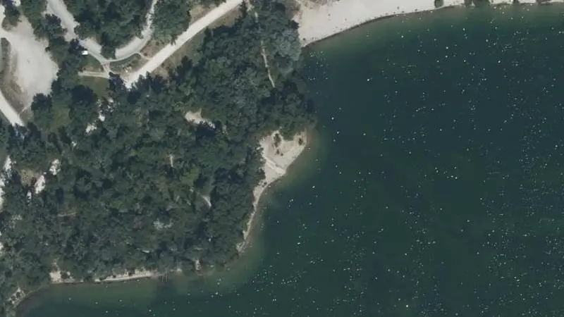 Vue aérienne : Plage du lac des Eaux Bleues