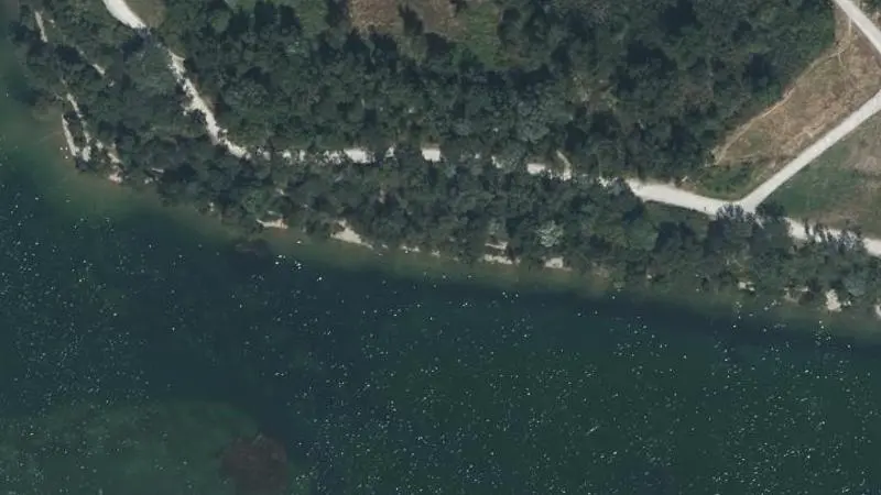 Vue aérienne : Plage du lac des Eaux Bleues