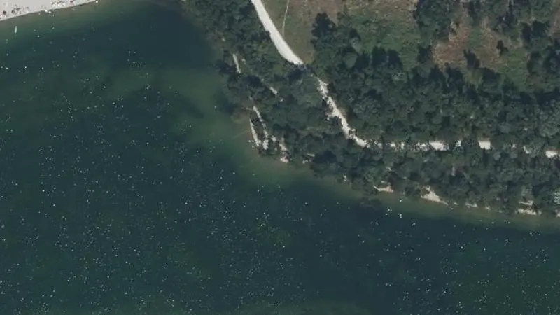 Vue aérienne : Plage du lac des Eaux Bleues