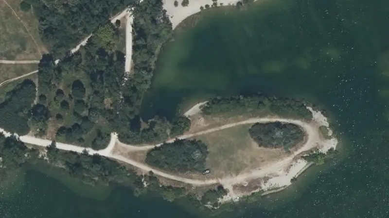 Vue aérienne : Plage du lac des Eaux Bleues