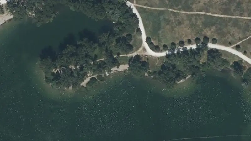 Vue aérienne : Plage du lac des Eaux Bleues