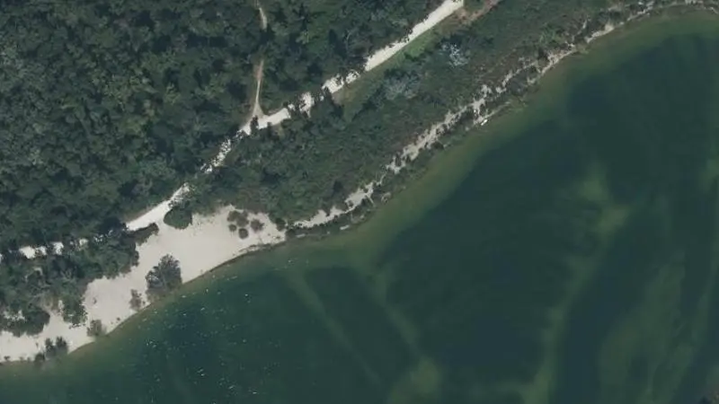 Vue aérienne : Plage du lac des Eaux Bleues