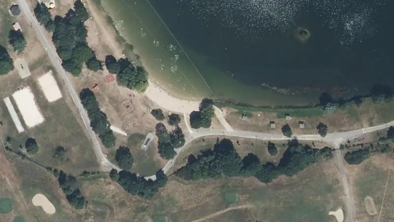 Vue aérienne : Bourg en Bresse - Plan d'eau du Parc de Loisirs de Bouvent