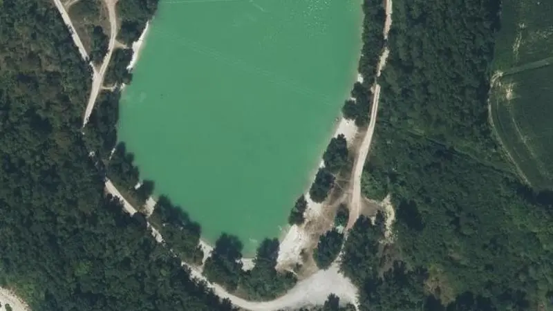 Vue aérienne : Plan d'eau Communal en Aval du Pont de Chazey