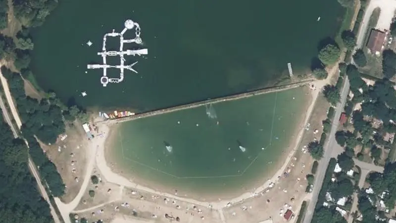Vue aérienne : Plan d'eau de la Base de Loisirs "la Pierre Thorion"