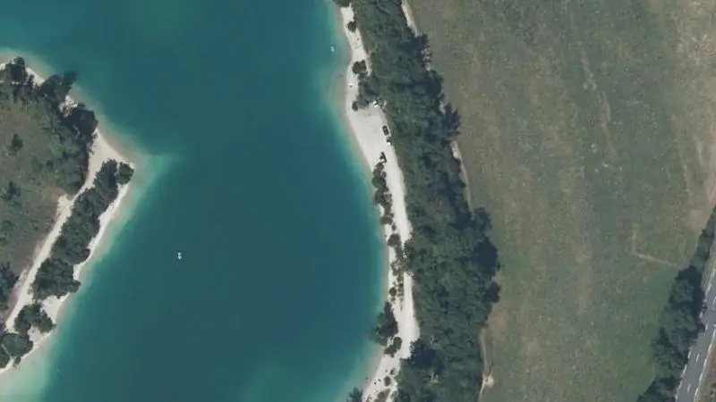 Vue aérienne : Plage du plan d'eau de la Route
