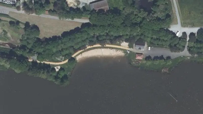 Vue aérienne : Plage du plan d'eau de Buhel