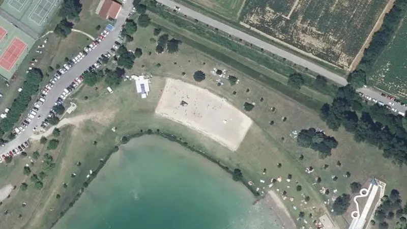Vue aérienne : Plage du lac de Champos