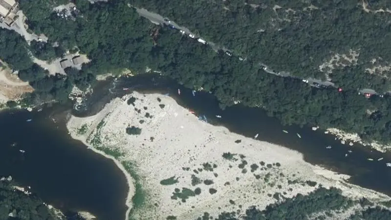 Vue aérienne : Plage du Pont d Arc